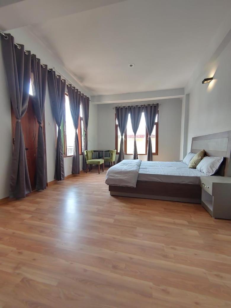 Lha Pomo Daire Kyelang Dış mekan fotoğraf